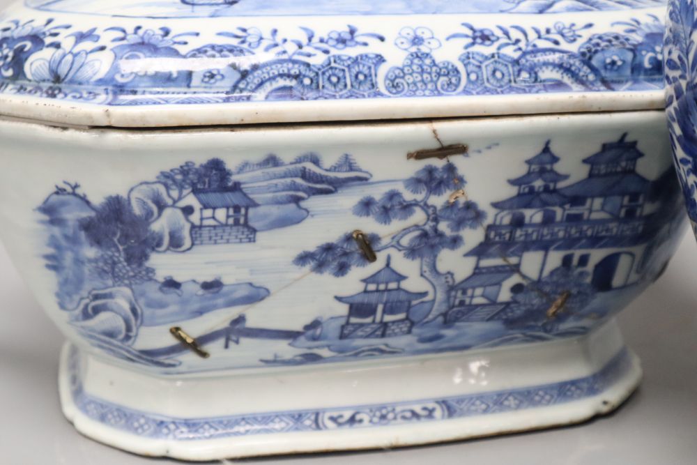 An 18th century Chinese blue and white tureen and cover, height 25cm, a Kangxi blue and white vase and three jars